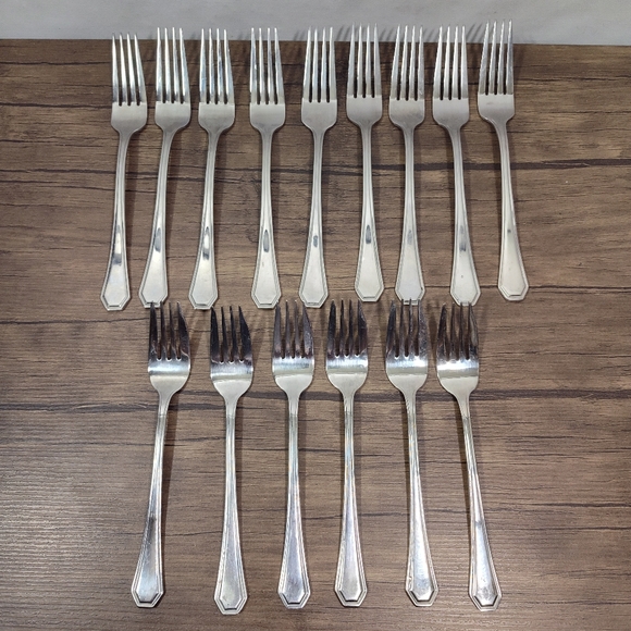 Wallace 18/10 Stainless Casino Flatware Lot Of 15 Dinner/Salad Forks (Indonesia) - Picture 1 of 11